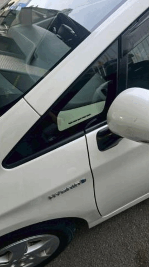 大阪で三角窓ガラス交換を終えたトヨタ・プリウス30の外観