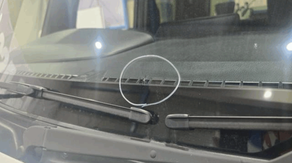 走行中の飛び石でヒビが入ったN-BOXのフロントガラス