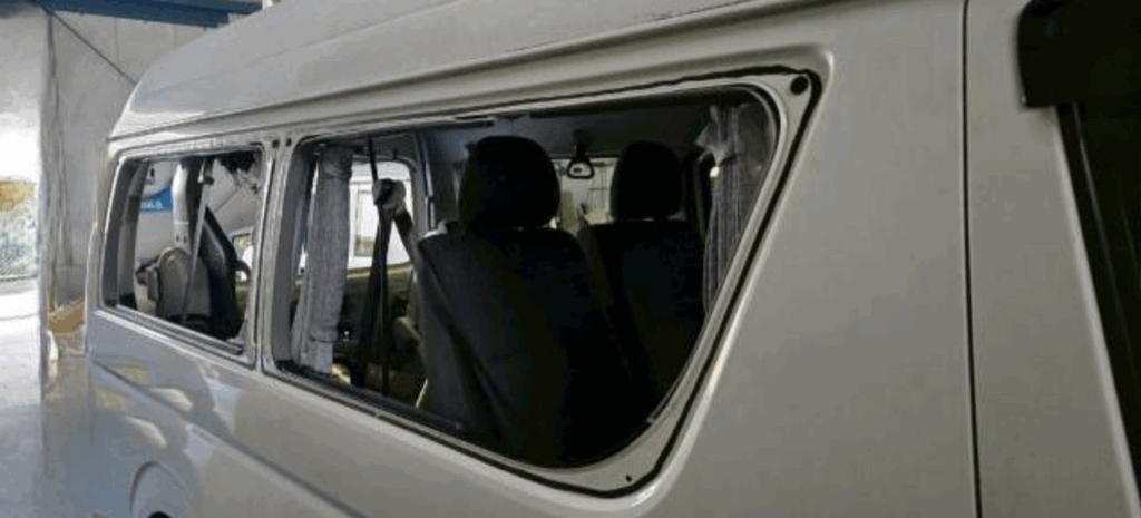 伊丹市】トヨタ・ハイエースバン（TRH200）スライドドアガラス脱着施工