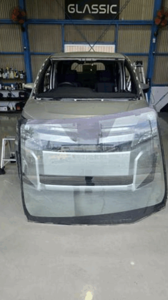 箕面市でトヨタ・ヴォクシー（ZWR80）のフロントガラス取り外した状態