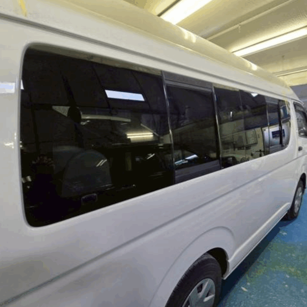 ハイエース　スライドドアガラス脱着作業　グラシック　画像