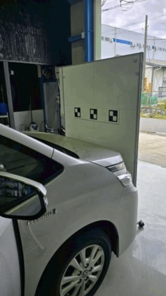 ADASカメラのエーミング調整中の様子（箕面市 GLASSIC）