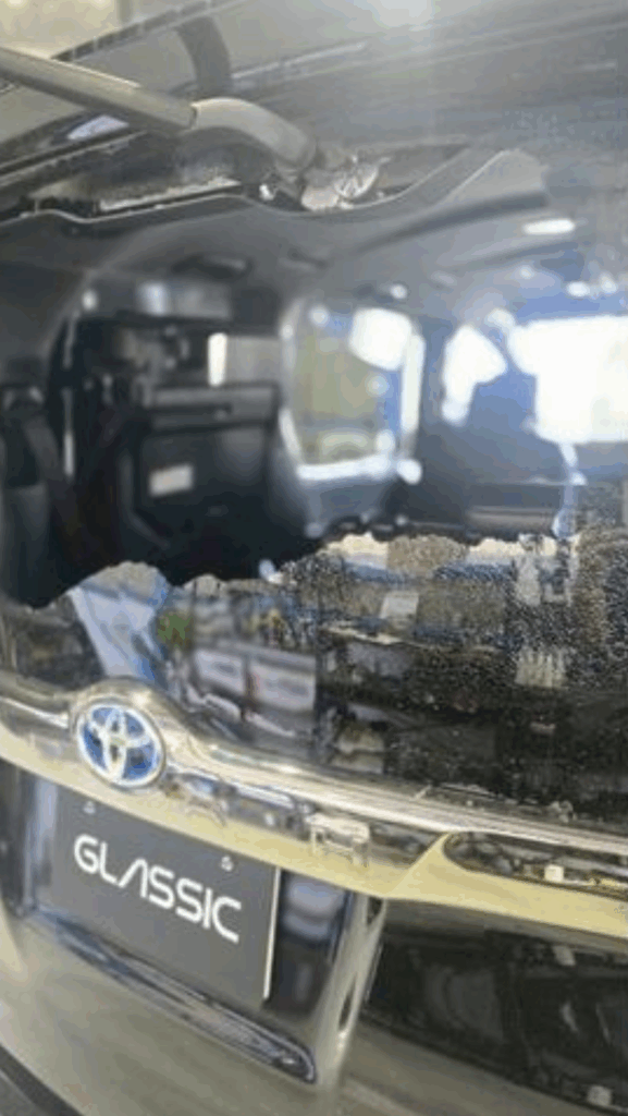 トヨタ ノアのリアガラスが粉々に破損した状態