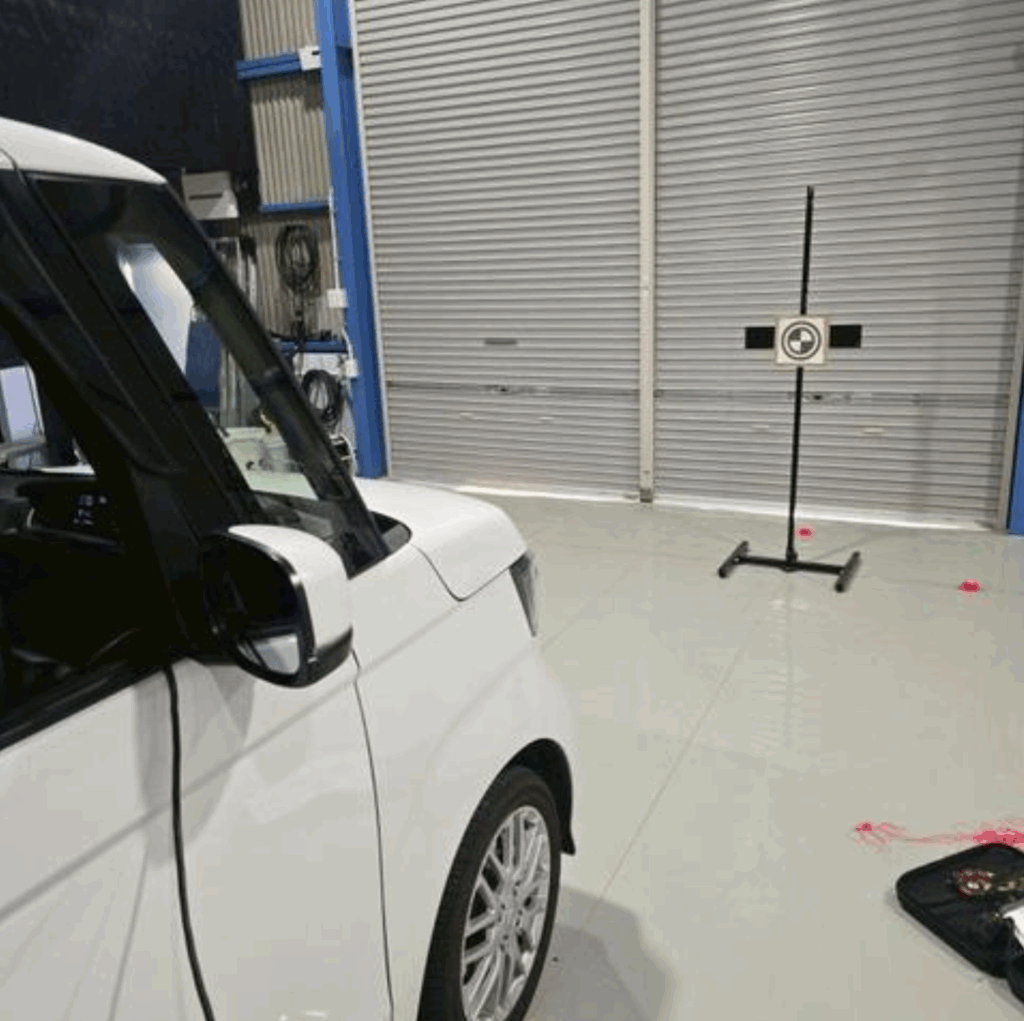 エーミングターゲットボードを使って前方カメラを静的調整中のN-BOX