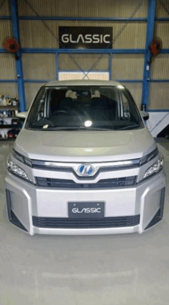 箕面市でトヨタ・ヴォクシー（ZWR80）のフロントガラス交換作業前の状態