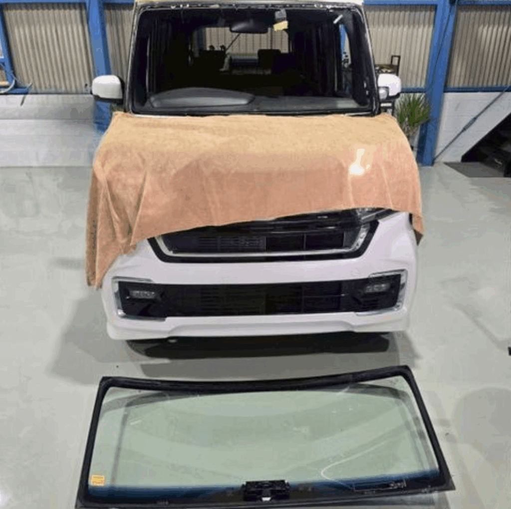 N-BOXの割れたフロントガラスを取り外している工程