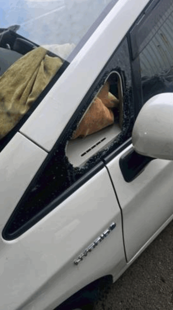 車上荒らし被害で破損したプリウス30系の三角窓ガラス