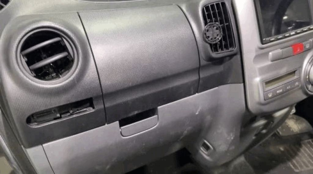 ダイハツ タントの車内 Before清掃前。シートやマットにホコリや食べこぼしが残る状態