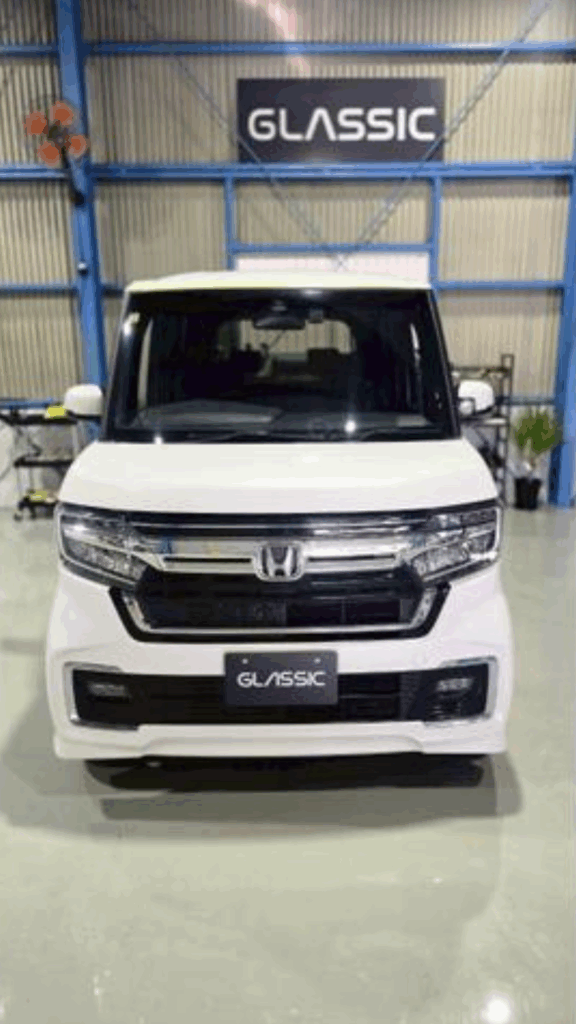 ホンダ N-BOXのフロントガラス交換作業前の様子