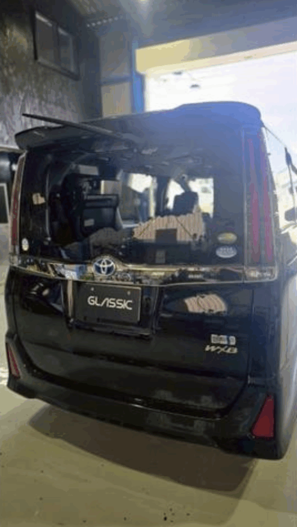 ノアのリアガラスが粉々に破損し、車内にガラス片が飛散した様子