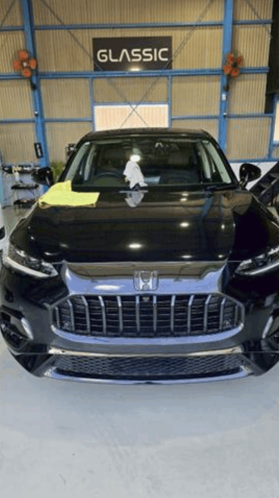 大阪市でフロントガラスリペアを行うホンダ ZR-Vの正面写真