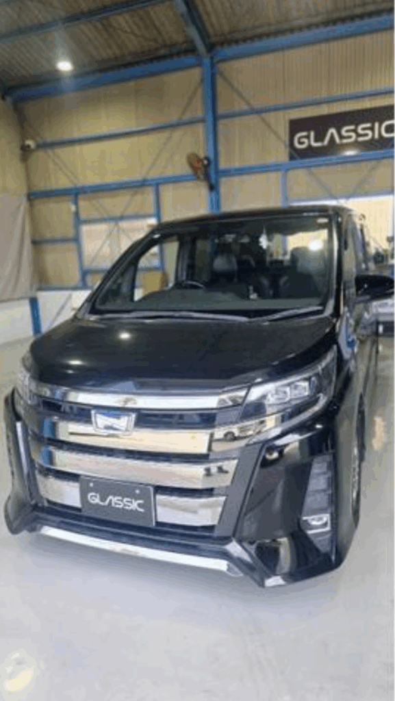 GLASSIC トヨタ・ノア(ZWR80)のリアガラス交換作業前のノア