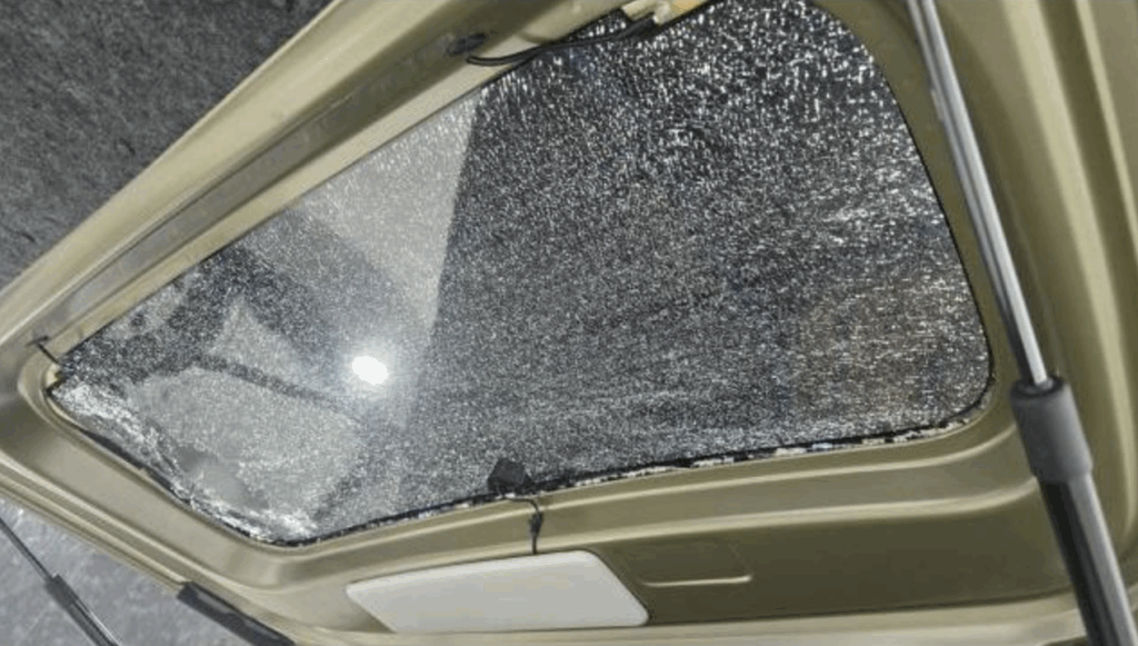 割れたダイハツ アトレーのリアガラス 交換作業前