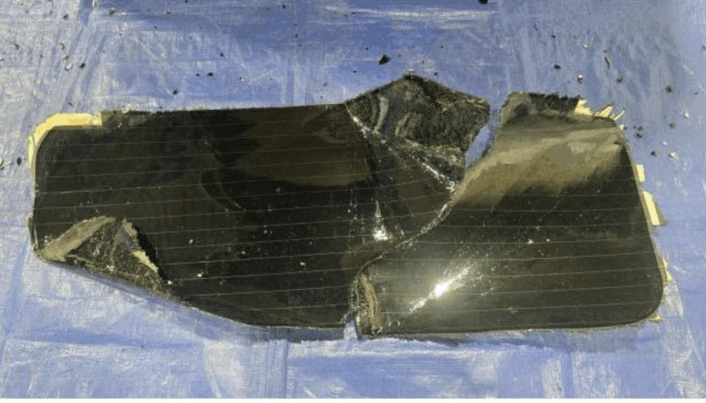 バリバリに割れたダイハツ アトレーのリアガラス 