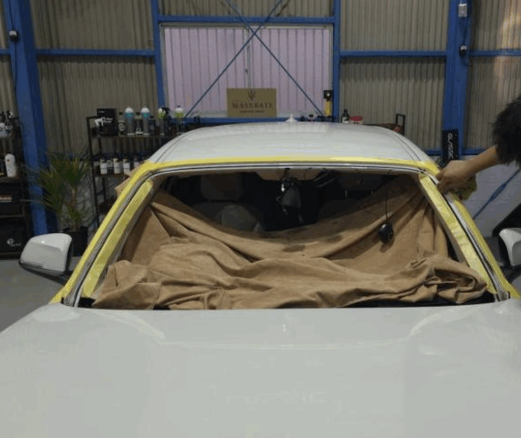 輸入車BMW 1シリーズの純正ガラス交換作業｜GLASSIC