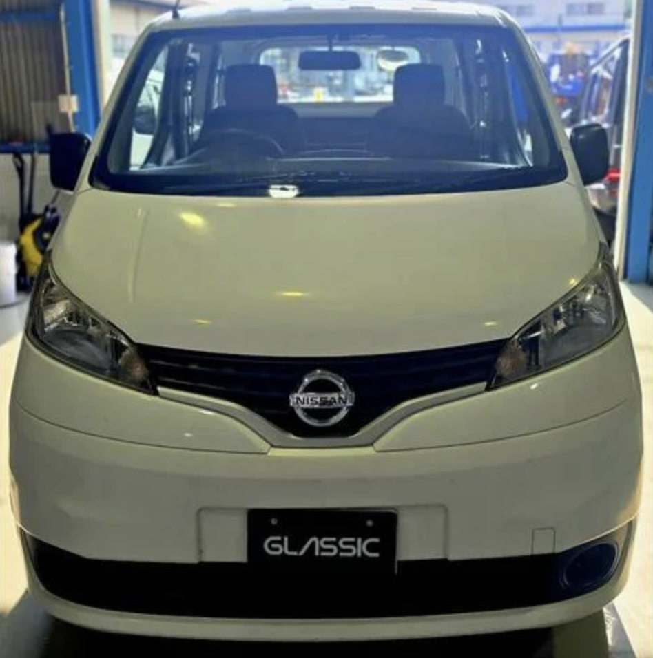 淀川区 日産 NV200バネット フロントガラスリペア GLASSIC