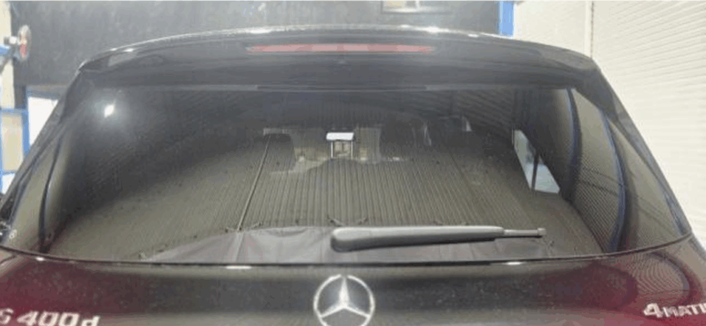 施工前、透過率の高い状態のメルセデス・ベンツGLS167 後部座席ガラス 豊中市