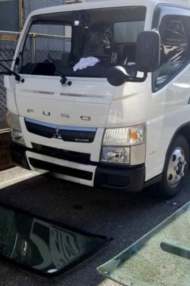 伊丹市で施工した三菱ふそうキャンターのフロントガラス交換