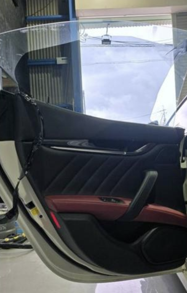 糊残りを丁寧に清掃するマセラティ・ギブリのリアガラス 宝塚市施工事例