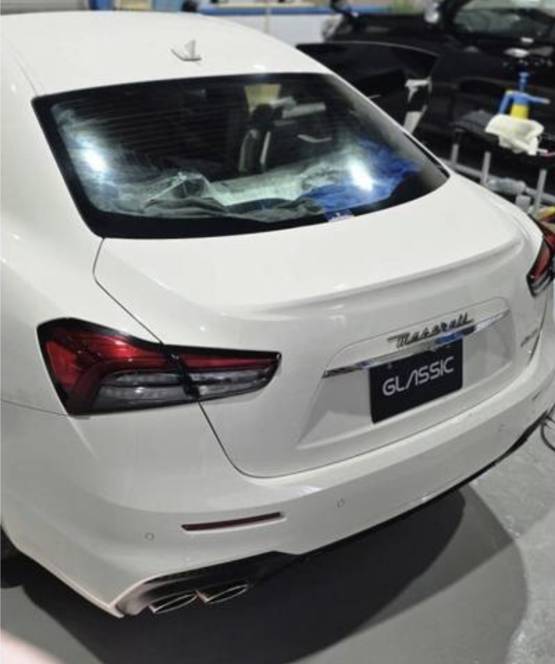 カーフィルム圧着と水抜き作業を行うマセラティ・ギブリ 宝塚市での作業事例