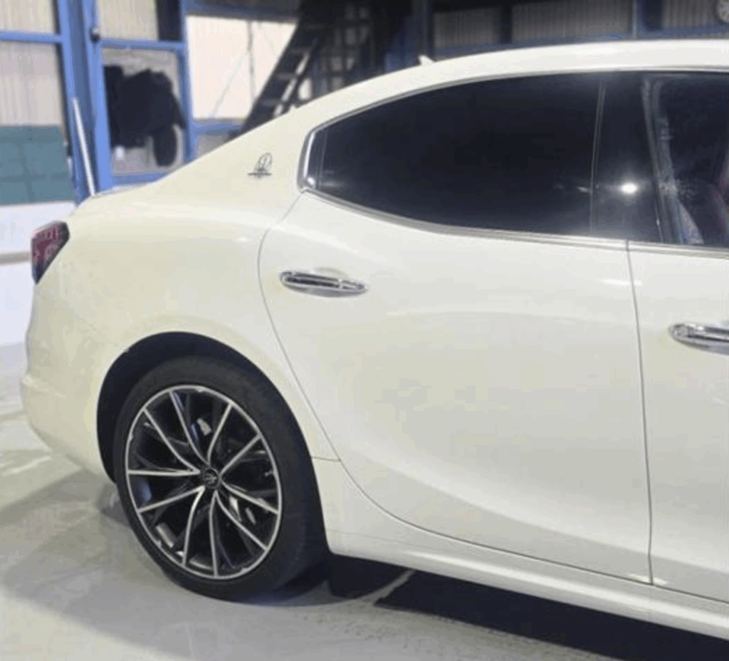 カーフィルム貼替が完了したマセラティ・ギブリ 宝塚市での施工実績