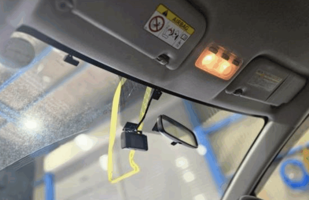 アクア NHP10 フロントガラス破損部位