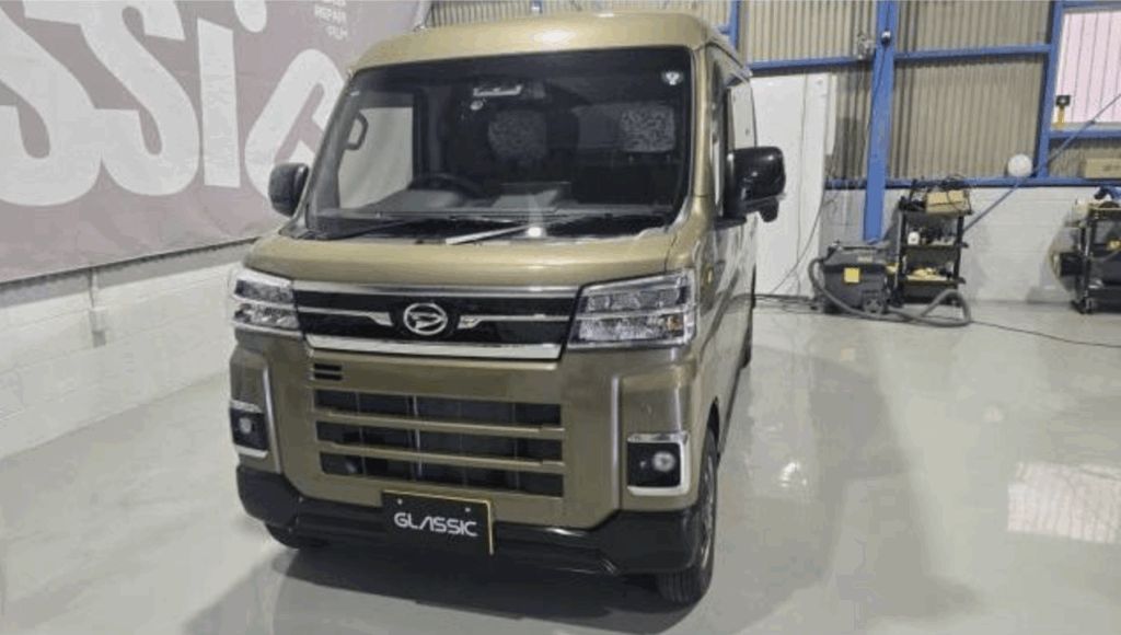 豊中市で施工したダイハツ アトレーのリアガラス交換前の様子