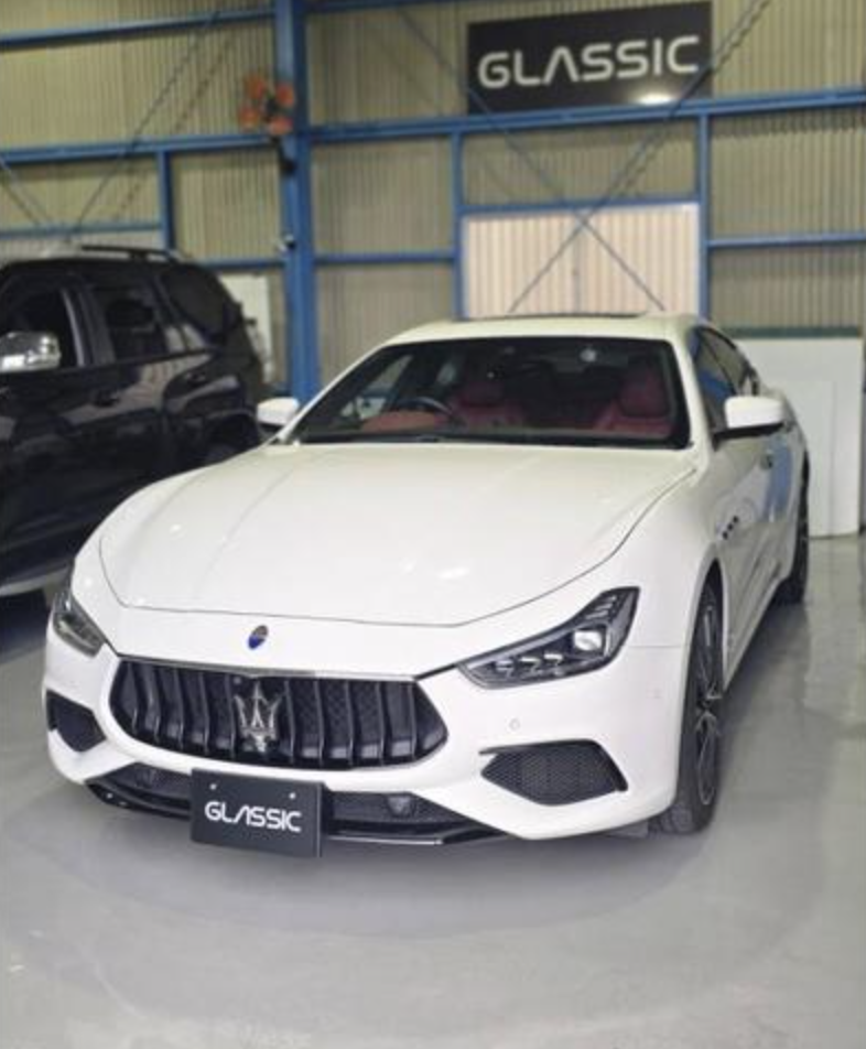 宝塚市でカーフィルム剥離作業を行うマセラティ・ギブリ