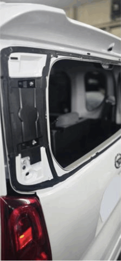 リアガラス破損で飛散したガラス片を清掃後、快適な状態に仕上げたタント（LA650S）のバックドア