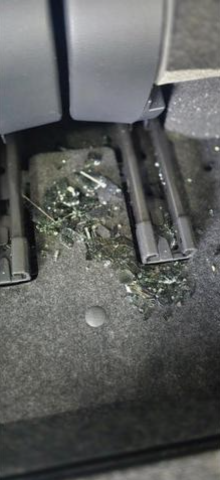 ラゲッジルームに飛散したリアガラスの破片。清掃前の状態