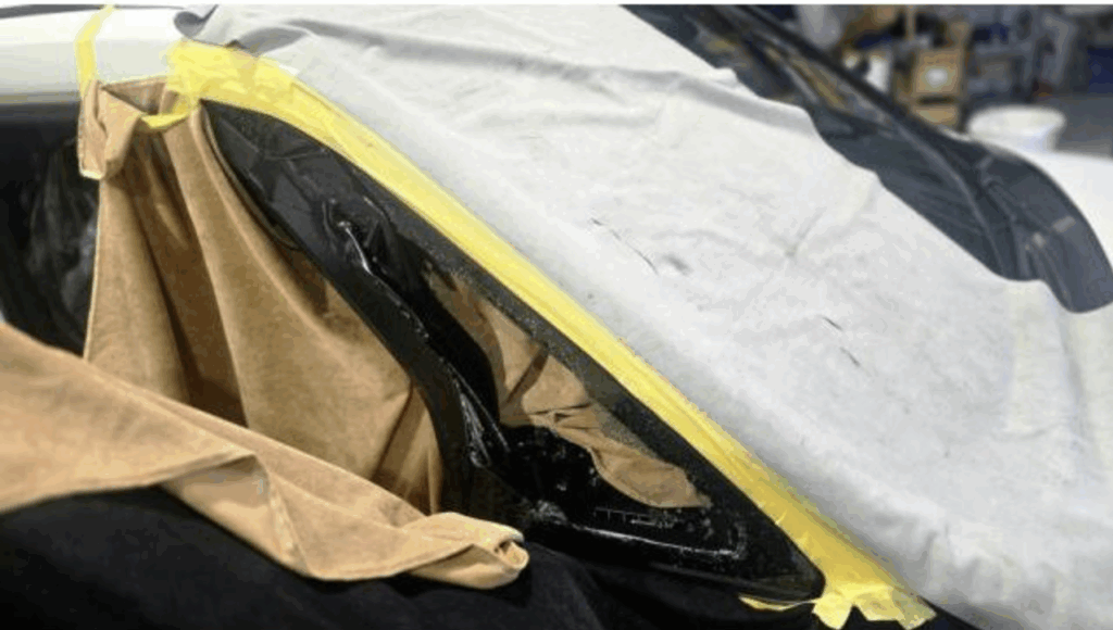 豊中市での粉々に割れたフロントガラス修理と清掃事例