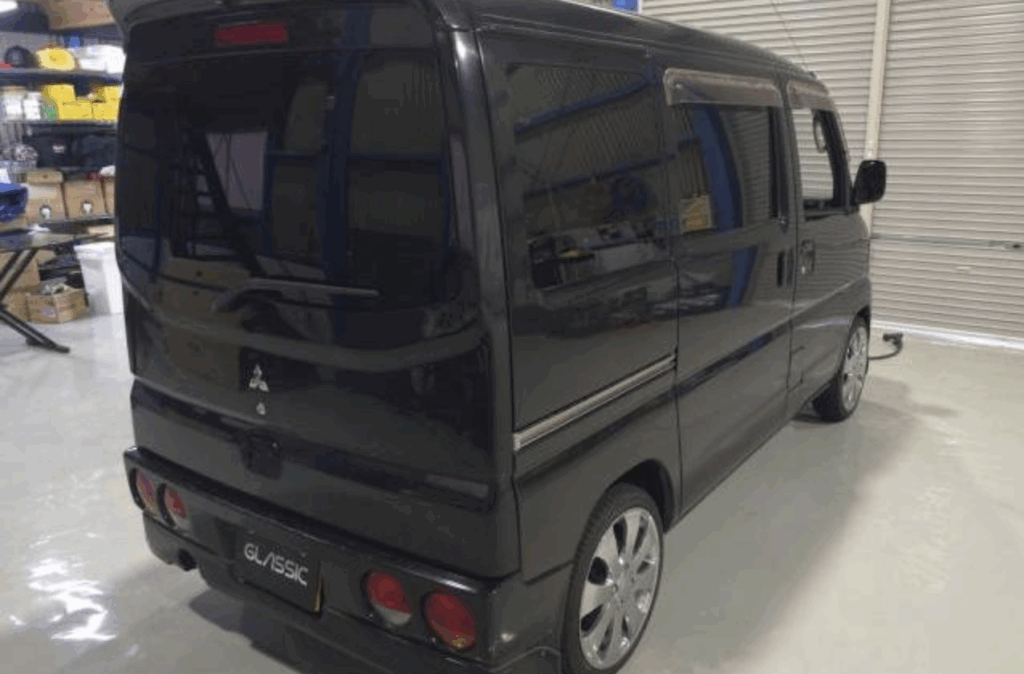 ミニキャブバンに透過率7％カーフィルムを施工したリアガラス