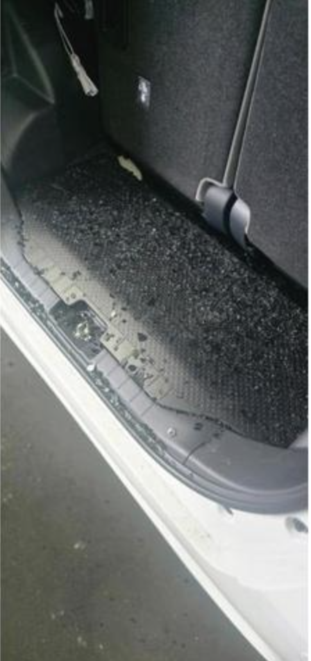 粉々に飛散して割れたタントのリアガラス。バックドア全体に破損が広がる様子