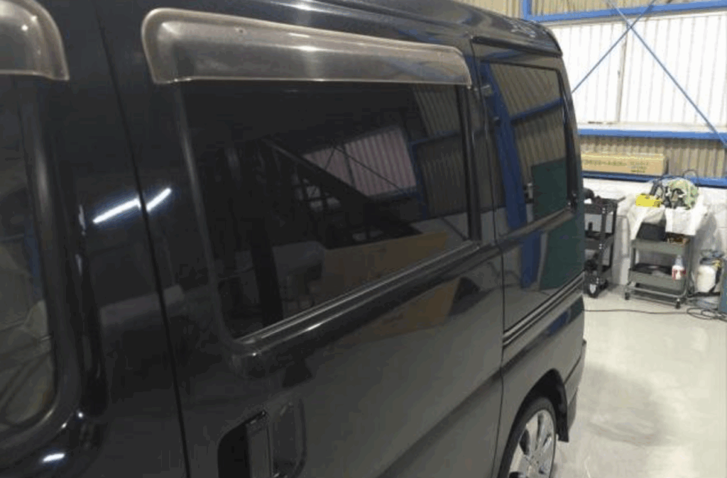 車内の快適性を高めるカーフィルムを施工したミニキャブバン