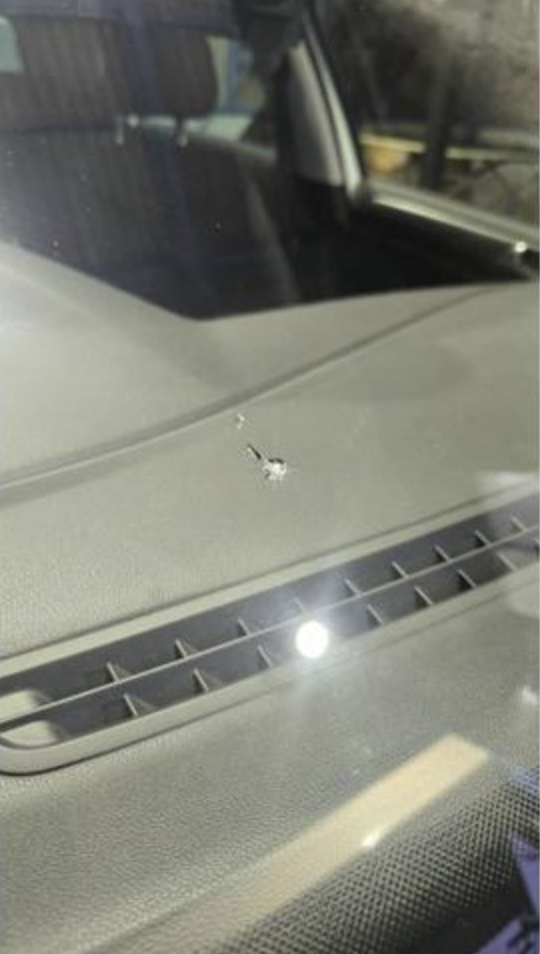 フォルクスワーゲン ゴルフ フロントガラス飛び石リペア施工前