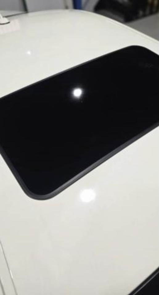 施工後、プライバシー保護効果が高まったマセラティ・ギブリの後部ガラス