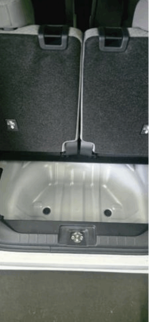 リアガラス破損後の清掃を終えたダイハツ タント（LA650S）の車内。破片の残りがなく安全な状態