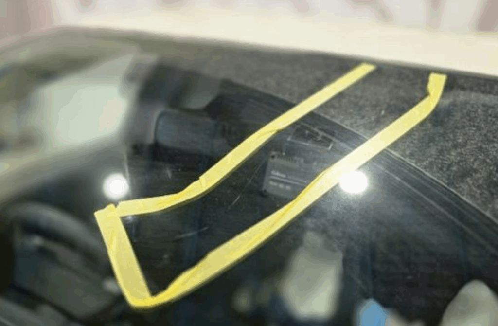 アクア NHP10 フロントガラス　ひび割れ