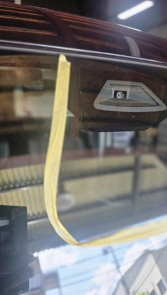 自動ブレーキ用カメラ搭載のスペーシアカスタム ガラス交換作業