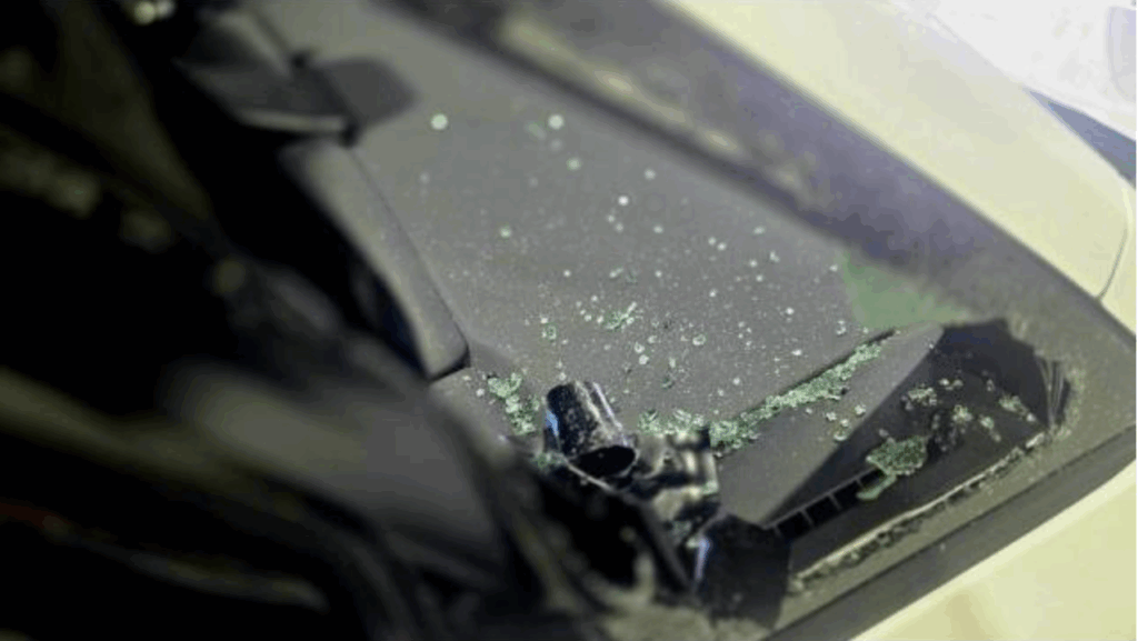 エアコン吹き出し口に入り込んだフロントガラスの破片