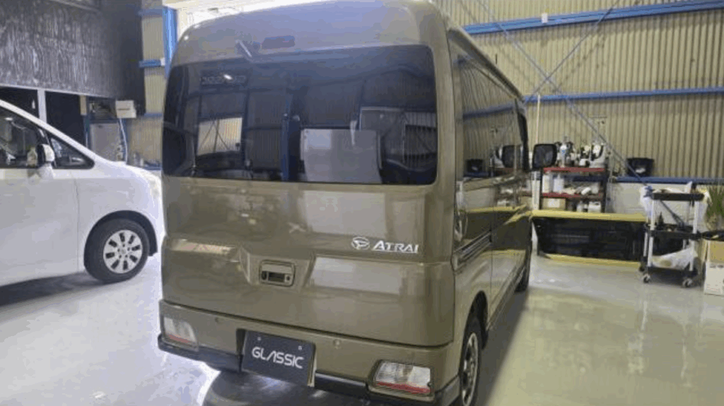 リアガラス交換とフィルム施工を完了したダイハツ アトレー 豊中市での施工実績　グラシック