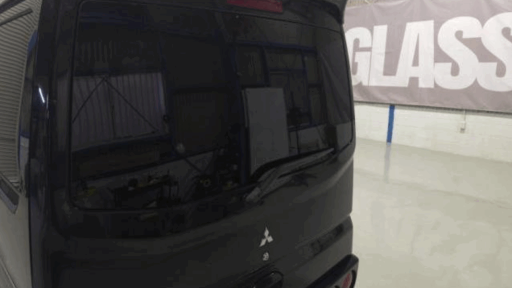 GLASSICでカーフィルム施工を実施した伊丹市のミニキャブバン