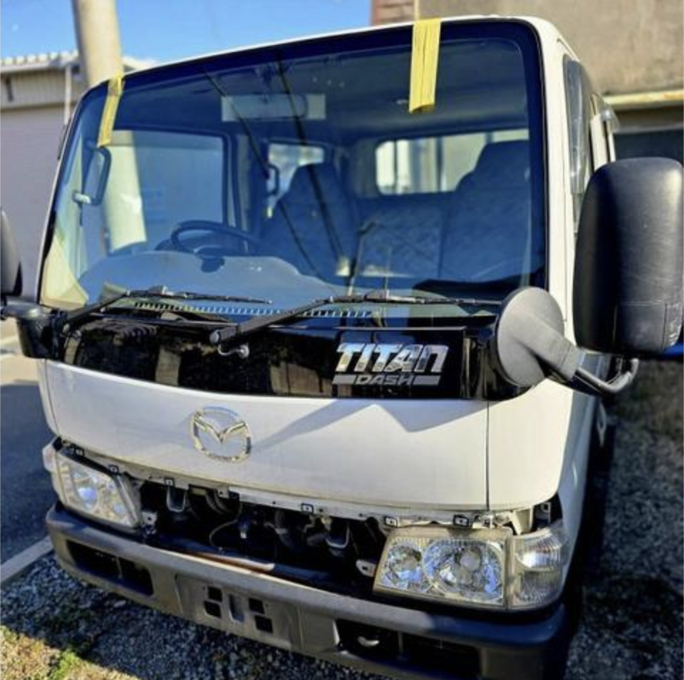 宝塚市 トラック・大型車 フロントガラス交換事例 GLASSIC