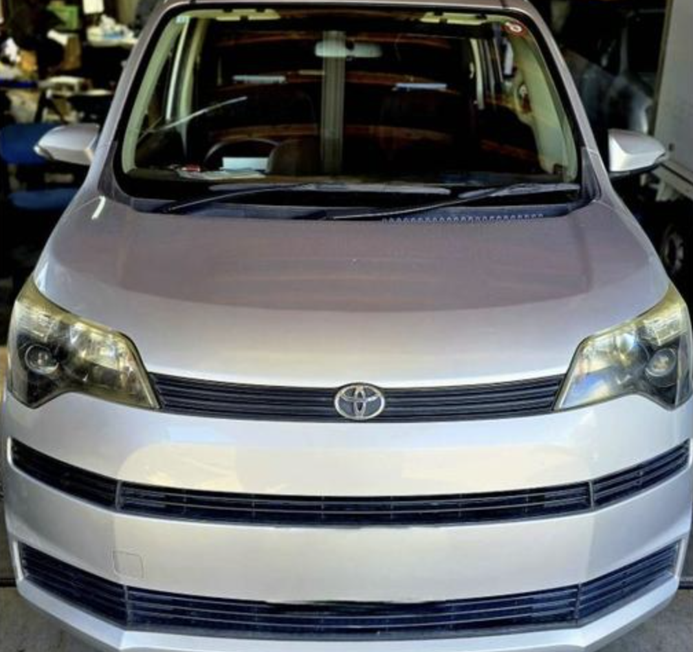トヨタ スペイド（NCP141）フロントガラス交換入庫時のフロントビュー｜GLASSIC