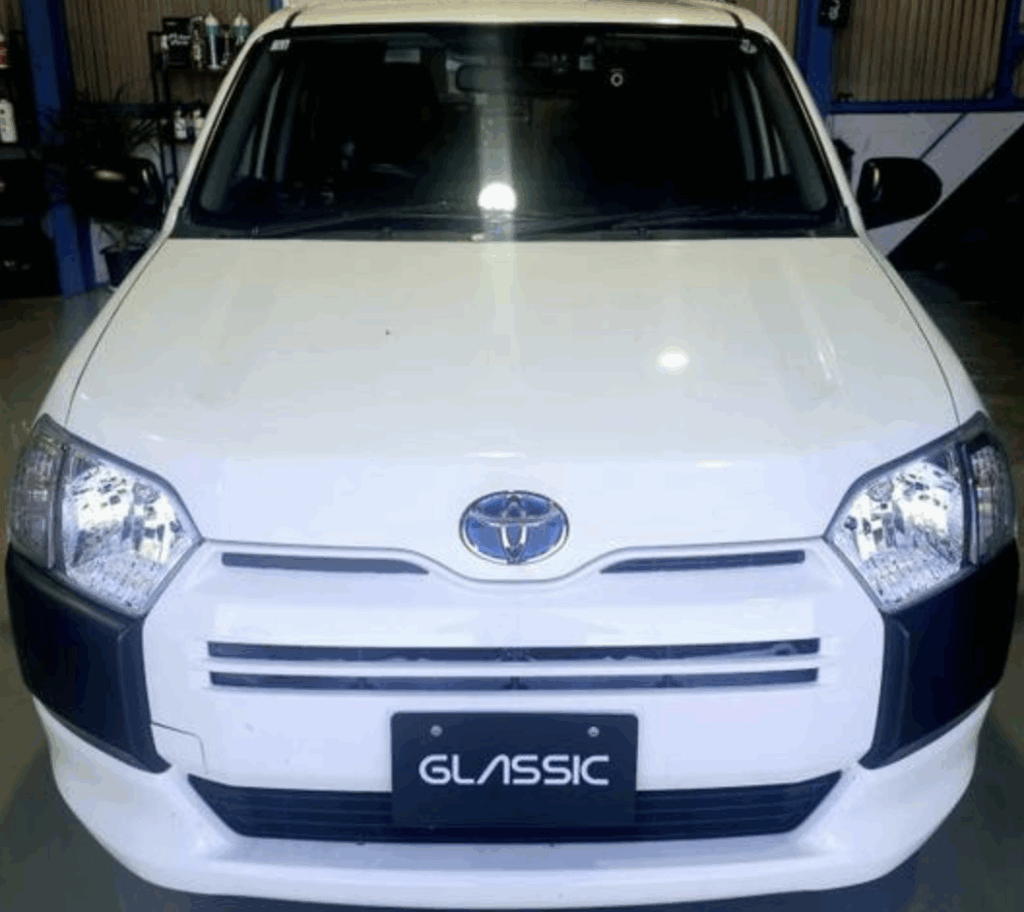 トヨタ プロボックス（NHP160）フロントガラスリペア入庫時のフロントビュー｜GLASSIC