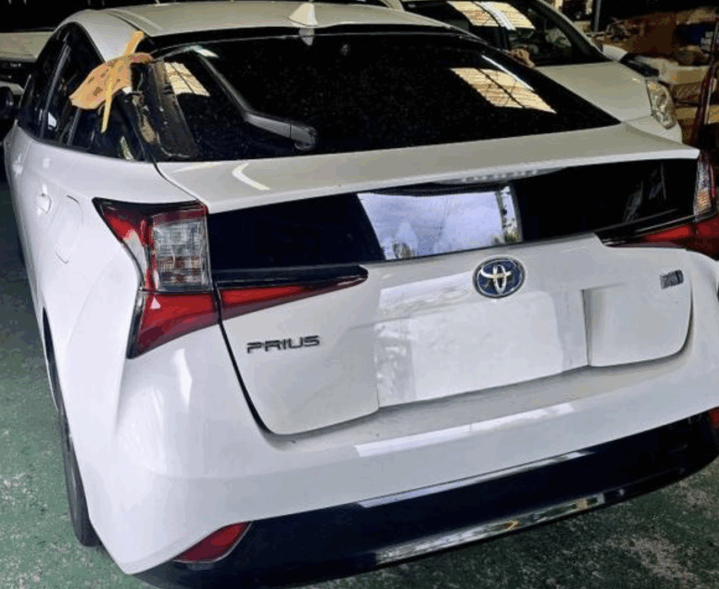 大阪府池田市 トヨタ プリウス ZVW51 リアガラス交換とスモークフィルム施工|自動車ガラス専門店 GLASSIC(グラシック)