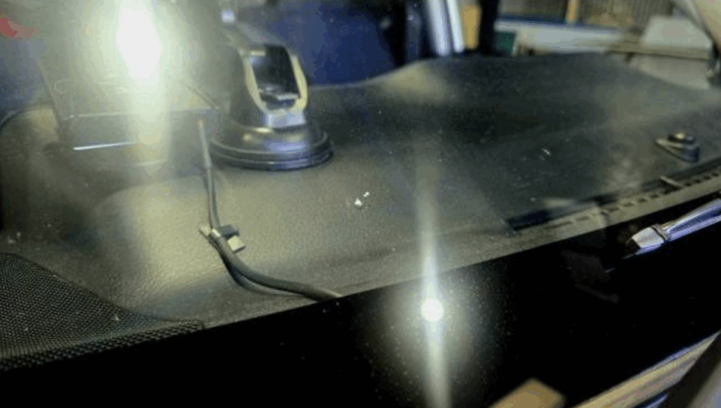 飛び石キズ2箇所の拡大確認を行う様子（プロボックス）｜大阪市平野区GLASSIC