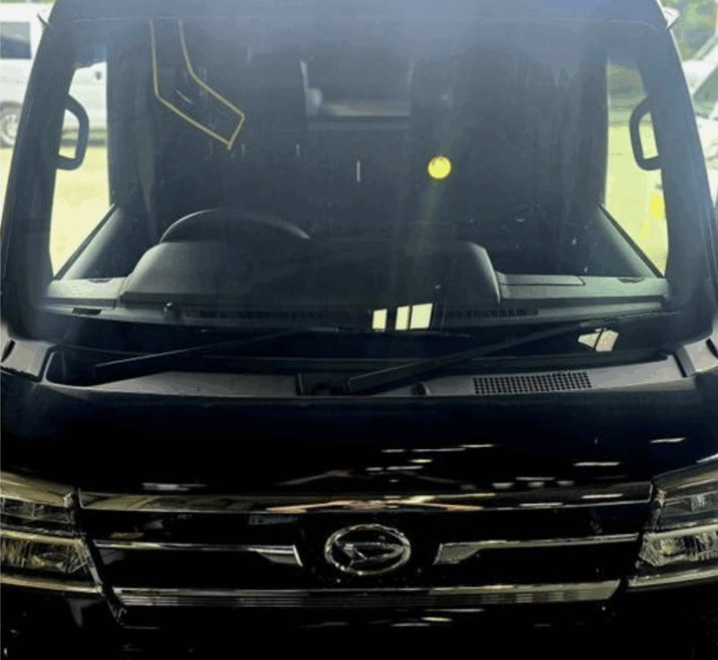 ダイハツ アトレー（S710V）フロントガラス交換 入庫時のフロントビュー｜GLASSIC