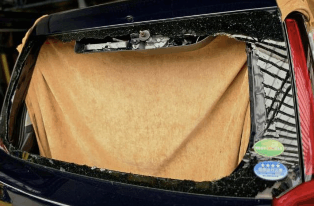 自動車ガラス専門店GLASSICのタクシーリアガラス交換