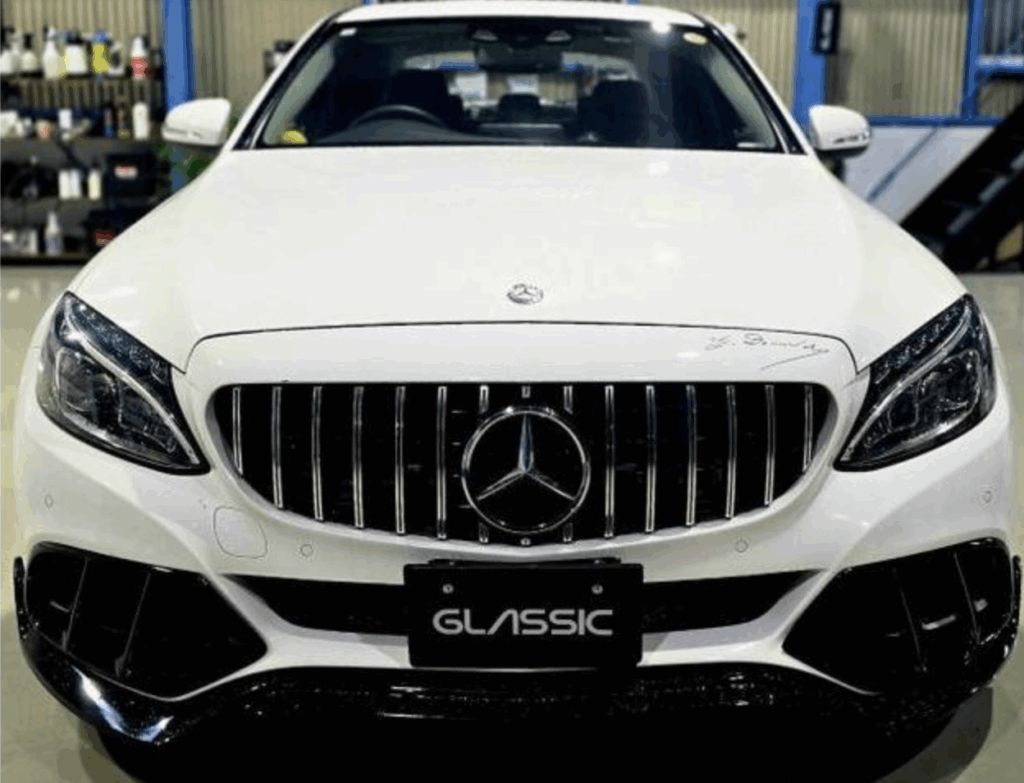 メルセデス・ベンツ Cクラス（W205）リアガラス交換 入庫時のフロントビュー｜GLASSIC